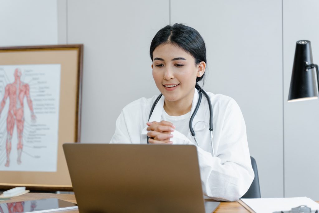 médica em atendimento remoto