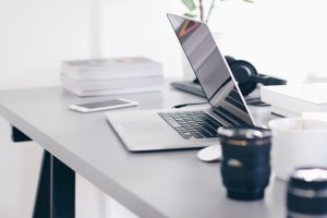 computador na mesa com celular ao lado